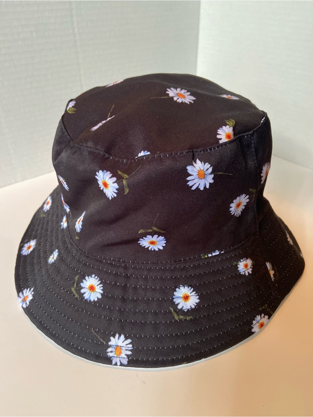 Alice + Olivia Reversible Bucket Hat Black with Daisy Print / Solid White NEW - Picture 6 of 7